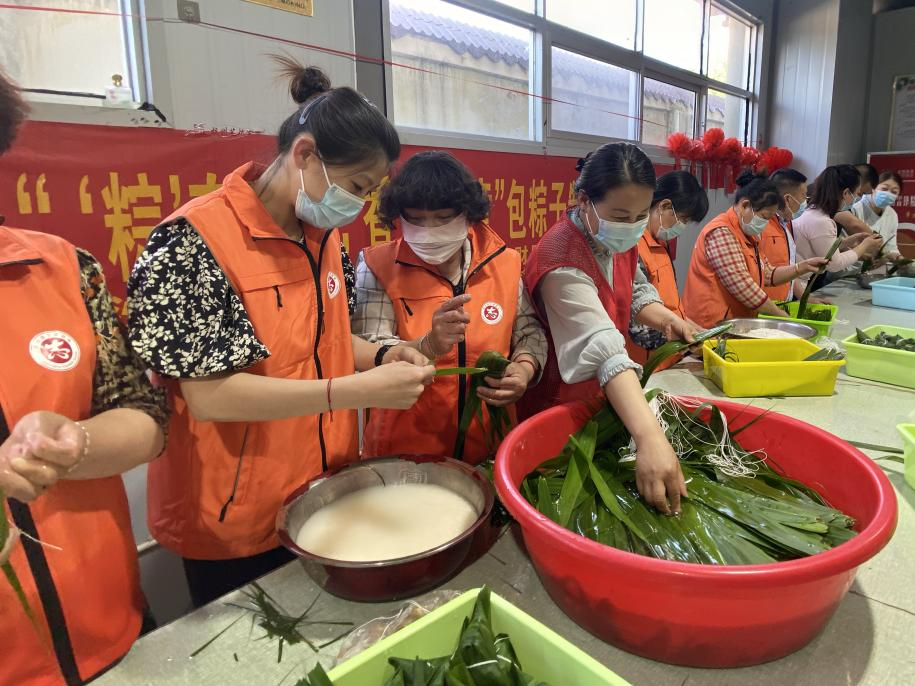 青口供電所黨支部聯(lián)合生產(chǎn)生活服務(wù)中心分會(huì)、黃沙坨社區(qū)，共同舉辦“悠悠艾草香 濃濃端午情”系列活動(dòng)。.png